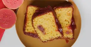 Surpreenda sua família com este bolo de fubá com goiabada cascão irresistível