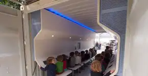 Sala de aula feita com garrafas de plástico flutua na água