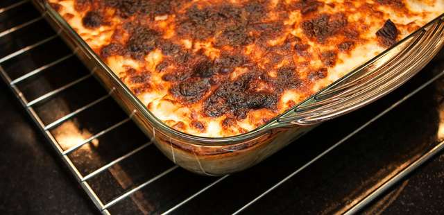 Macarrão de forno que parece complicado, mas fica pronto em minutos