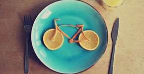 Grupo convida ciclistas a comerem um pãozinho e tomarem um café em cima da magrela