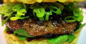 Aprenda a fazer o hambúrguer de miojo