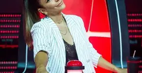 Ivete Sangalo é flagrada usando celular no The Voice e viraliza