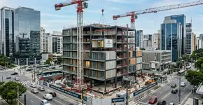 Enquanto no Brasil levamos 2 anos para construir um prédio, a China está empilhando módulos pré-fabricados para erguer um prédio de 10 andares em 28 horas
