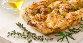 Focaccia tradicional com crosta perfeita que derrete no azeite e vai te transportar direto para a Itália!