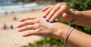 Olha só o macete de usar protetor solar nas mãos pra evitar o surgimento daquelas manchinhas escuras