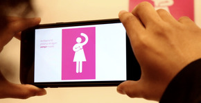 Rede muda placas de banheiro para ensinar autoexame de mama