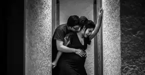 Fotógrafa brasileira ganha prêmio internacional com foto de parto