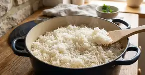 Os japoneses concordam: “Para deixar o arroz branco mais soltinho e saboroso, o segredo é adicionar vinagre de arroz na água do cozimento.”