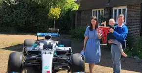 Hamilton doa carro a menino com câncer que lhe desejou sorte