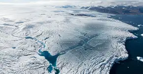 “Estávamos procurando pedras, mas em vez disso encontramos um bunker nuclear abandonado”, admite Alex Gardner: naquele dia, a 240 km da costa da Groenlândia, quando uma aeronave de pesquisa descobriu túneis traçados em padrão de tabuleiro de xadrez e segredos de 1959 que agora vêm à tona