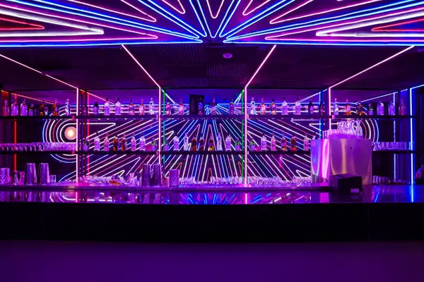 em roteiro definido, cada visita ao Love Cabaret sai diferente da outra: luz, som e clima evoluem no ritmo de quem está ali, do mais leve ao mais intenso, sem pressa