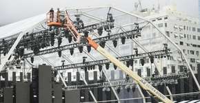 Atores interagem com o público por meio de celular