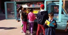 Aposentado cria biblioteca itinerante para crianças