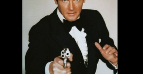 Morre Sir Roger Moore, o James Bond das décadas de 1970 e 1980