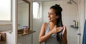 Como fazer um banho de brilho caseiro que recupera o cabelo poroso logo na primeira aplicação