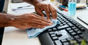 Seu teclado está mais sujo que vaso sanitário e você usa todo dia