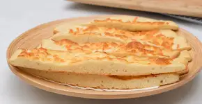 Receita fácil: como fazer pão de queijo de tapioca na frigideira em 10 minutos