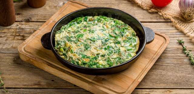 O sabor do omelete de espinafre e queijo para o café da manhã