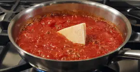 Os italianos concordam: para deixar o molho de tomate caseiro mais encorpado e saboroso, o segredo é adicionar uma casca de parmesão curada durante o cozimento
