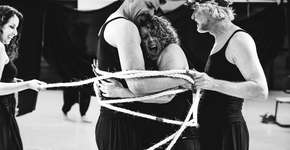 Grupo teatral As Malecuias estreia Monstro em duas sessões no Sesc Santo André