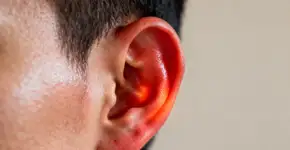 Sua orelha esquentou do nada? Tem explicação e não é fofoca
