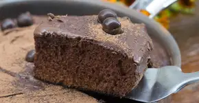 Bolo de chocolate na panela: é possível e gostoso