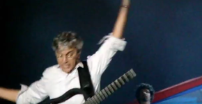 Fãs de Bolsonaro adulteram vídeo de Caetano Veloso caindo
