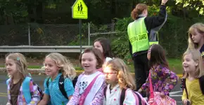 Na Espanha, projeto cria grupos de caminhada que leva alunos para escola e interage com a cidade