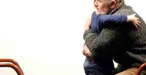 Menino de 7 anos conversa com senhor de 64 anos sobre a vida