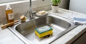Colocar sal grosso na esponja de lavar louça: por que é recomendado e para que serve