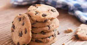Cookies com gotas de chocolate: crocantes e irresistíveis