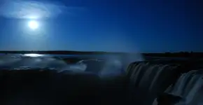 Lado argentino das Cataratas do Iguaçu tem passeio sob à lua cheia