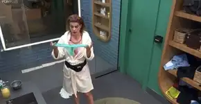 A Fazenda: Debora se irrita ao encontrar ‘calcinha suja’ de Deolane