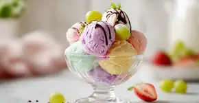 Gelatina, leite condensado e creme de leite fazem sorvete cremoso sem máquina