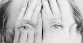 Pinturas criam ilusão de ótica ao misturar rostos e mãos femininas