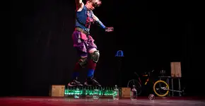 Guilherme Torres estreia número circense no Centro Cultural Arte em Construção, na Zona Leste