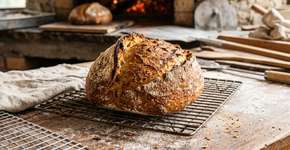 Um truque para revitalizar o pão que ficou duro do dia anterior, deixando-o macio e crocante como se tivesse saído do forno, usando apenas água e forno