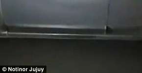 Casal não se preocupa com nada e faz sexo em carro em movimento