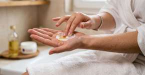 Pele áspera e sem maciez? A receita caseira corporal que muita gente usa após o banho