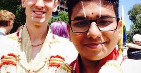 Casal hindu faz cerimônia de noivado emocionante