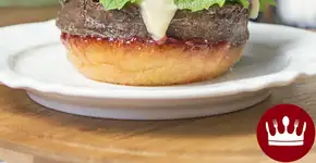 Hambúrguer de chocolate no pão de sonho