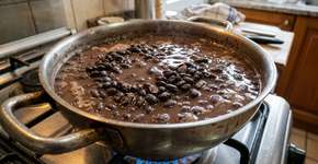 A pele sai do feijão sozinha: um truque simples para deixar o caldo mais limpo e o sabor mais suave sem precisar peneirar