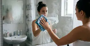 O truque oculto da pasta de dente para o espelho do banheiro nunca mais embaçar no banho