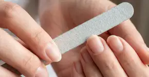 Como fazer as unhas crescerem com aparência saudável usando óleo natural por apenas 3 minutos ao dia