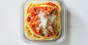 Você guarda macarrão na geladeira? Saiba até quando ele pode ser consumido sem riscos