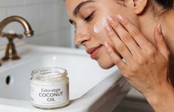 Featured large news: O truque de ouro para usar óleo de coco no rosto sem entupir os poros