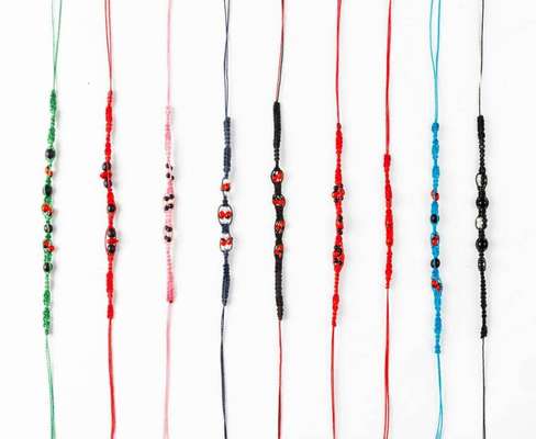 As mulheres criam colares, pulseiras, brincos e anéis feitos a partir de sementes e fibras naturais (Reprodução/Bôloriê Umutina)