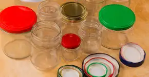 O truque caseiro que elimina de vez o mau cheiro dos potes de vidro