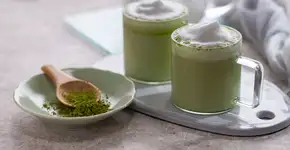 A bebida de chá de matcha com leite de coco que conquistou o mundo do bem-estar