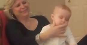 Mãe faz bebê dormir em menos de um minuto com técnica de massagem; veja vídeo